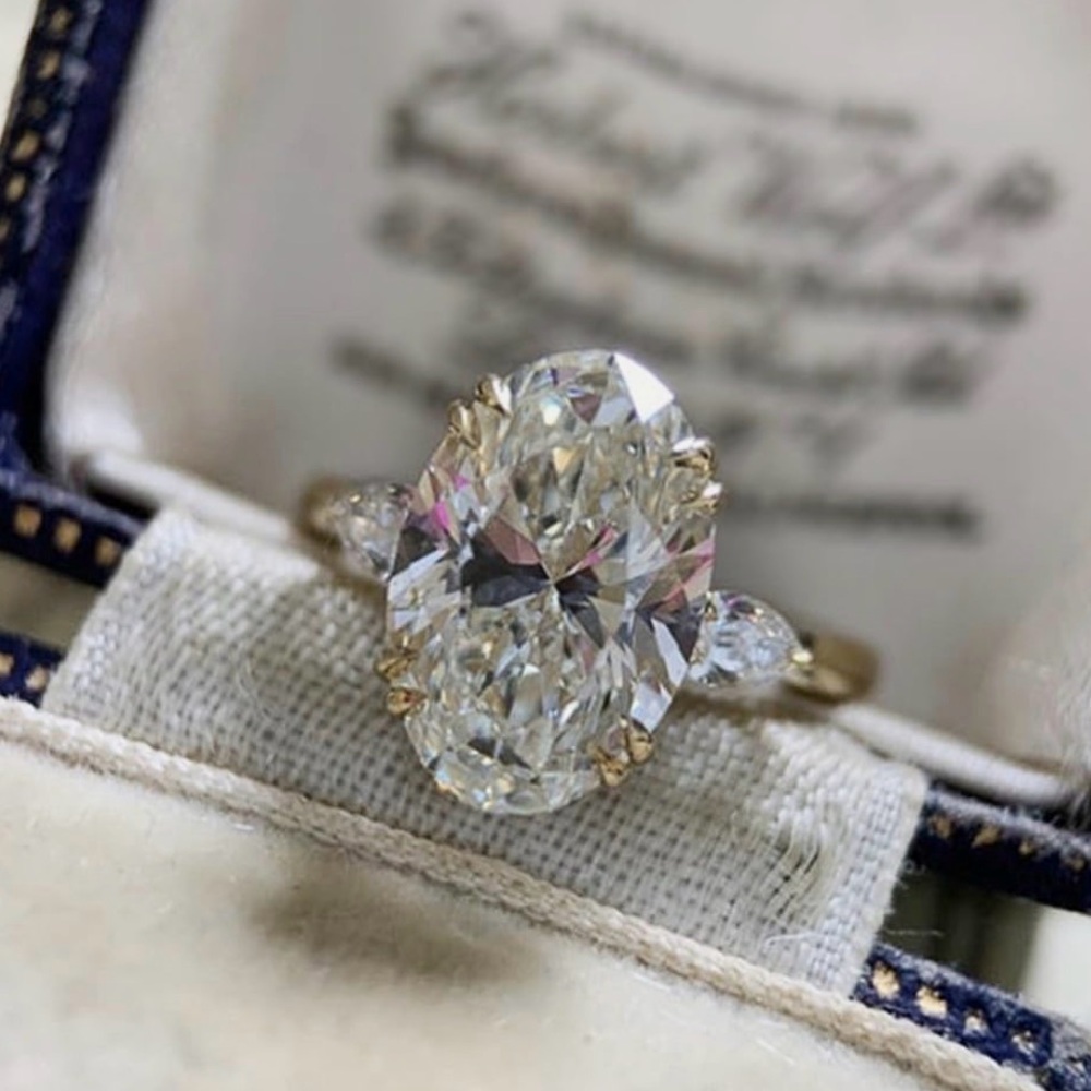 Size 6 Elegant Cubic Zirconia oval diamond  Women's Ring - Picture 2 of 8